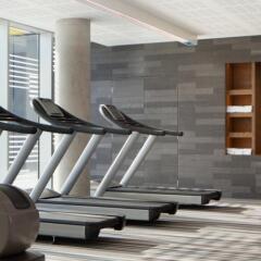 Отель Aloft London Excel фитнесс-зал фото 4