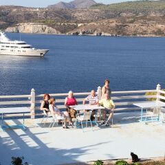 Отель Kavos Bay Seafront Hotel Греция, Эгина - отзывы, цены и фото номеров - забронировать отель Kavos Bay Seafront Hotel онлайн приотельная территория