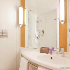 Отель Ibis London Blackfriars Великобритания, Лондон - 1 отзыв об отеле, цены и фото номеров - забронировать отель Ibis London Blackfriars онлайн ванная фото 2