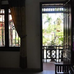 Отель Bonsai Homestay Хойан балкон