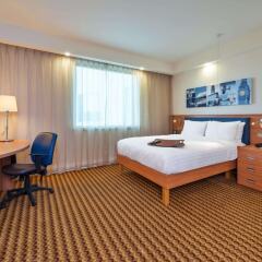Отель Hampton by Hilton Luton Airport комната для гостей