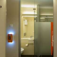 Отель easyHotel Berlin Hackescher Markt Германия, Берлин - отзывы, цены и фото номеров - забронировать отель easyHotel Berlin Hackescher Markt онлайн ванная фото 2