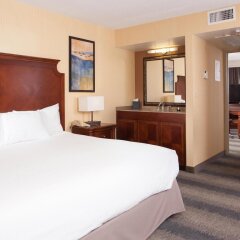Отель Embassy Suites Bloomington Блумингтон комната для гостей фото 2