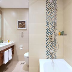 Отель Hilton Garden Inn Dubai Al Muraqabat ванная фото 2