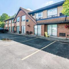 Отель Comfort Inn Kirkland Lake парковка
