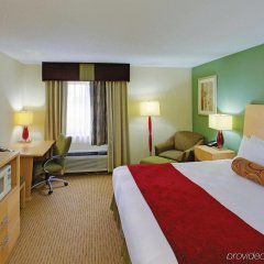 La Quinta Inn & Suites by Wyndham Roanoke Salem in Salem, United States of America from 123$, photos, reviews - zenhotels.com guestroom photo 5