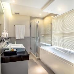 Апартаменты Hope Land Executive Serviced Apartment Бангкок ванная