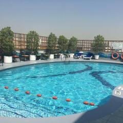 Avari Dubai Hotel бассейн