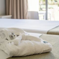 Отель Browns Sports & Leisure Club с домашними животными