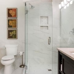 Comfort Inn Plainwell in Plainwell, United States of America from 142$, photos, reviews - zenhotels.com bathroom
