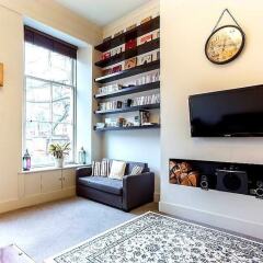 Апартаменты Vibrant Spacious Apartment In West End Глазго комната для гостей