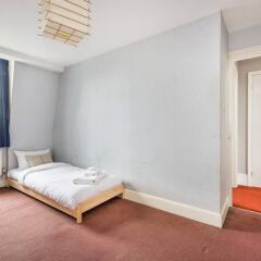 Отель 5 Bedroom House in Clerkenwell Лондон комната для гостей фото 4