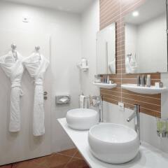 Отель La Cour Des Augustins Boutique Gallery Design Hotel Швейцария, Женева - отзывы, цены и фото номеров - забронировать отель La Cour Des Augustins Boutique Gallery Design Hotel онлайн ванная фото 2