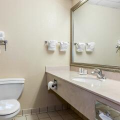 Отель Clarion Inn & Suites Northwest ванная