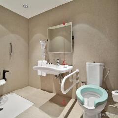 Отель Holiday Inn Тбилиси ванная фото 2