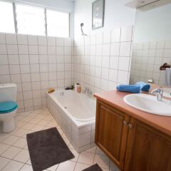 Отель Villa Pamatai Villa 4 ванная