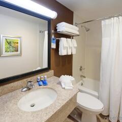 Отель Fairfield Inn by Marriott JFK Airport США, Нью-Йорк - отзывы, цены и фото номеров - забронировать отель Fairfield Inn by Marriott JFK Airport онлайн ванная