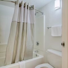 Отель Motel 6 Tacoma, WA - South США, Такома - отзывы, цены и фото номеров - забронировать отель Motel 6 Tacoma, WA - South онлайн ванная