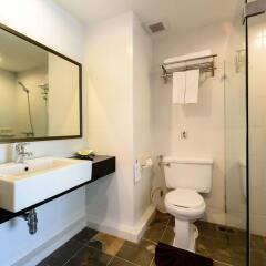 Отель Patong Lodge ванная