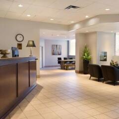 Отель Travelodge Calgary Macleod Trail Канада, Калгари - отзывы, цены и фото номеров - забронировать отель Travelodge Calgary Macleod Trail онлайн интерьер отеля фото 3