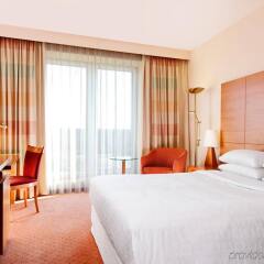 Sheraton Duesseldorf Airport Hotel комната для гостей