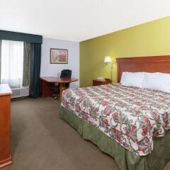 Отель Days Inn Shawnee комната для гостей