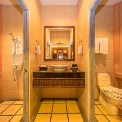 Отель Aochalong Villa Resort & Spa Таиланд, Бухта Чалонг - отзывы, цены и фото номеров - забронировать отель Aochalong Villa Resort & Spa онлайн ванная