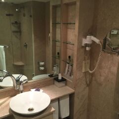 Отель The LaLiT Mumbai ванная