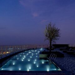 Отель Andaz Capital Gate Abu Dhabi – a concept by Hyatt бассейн