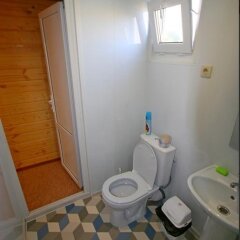 Гостиница Guest House Zolotistiy в Анапе отзывы, цены и фото номеров - забронировать гостиницу Guest House Zolotistiy онлайн Анапа ванная