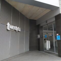 Отель Twentytú Hostel Испания, Барселона - 2 отзыва об отеле, цены и фото номеров - забронировать отель Twentytú Hostel онлайн вид на фасад фото 2