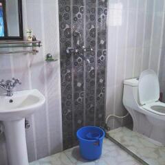 Отель Aroma Tourist Hostel Непал, Покхара - отзывы, цены и фото номеров - забронировать отель Aroma Tourist Hostel онлайн ванная фото 2