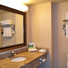 Holiday Inn Express Hotel & Suites Hinton ванная