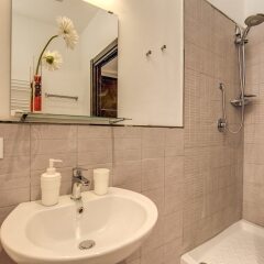 Отель M&L Apartment - case vacanze a Roma Италия, Рим - 1 отзыв об отеле, цены и фото номеров - забронировать отель M&L Apartment - case vacanze a Roma онлайн ванная фото 2
