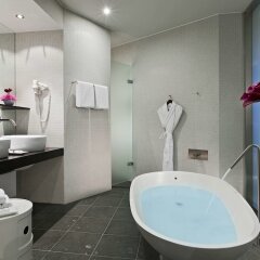 Отель Sofitel Berlin Kurfuerstendamm Германия, Берлин - 2 отзыва об отеле, цены и фото номеров - забронировать отель Sofitel Berlin Kurfuerstendamm онлайн ванная