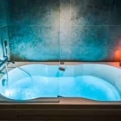 Отель Luxury 3 Bedroom 3 bathroom in Heritage Building - AC - Louvre Париж спа