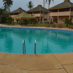 Отель Elmina Bay Resort бассейн