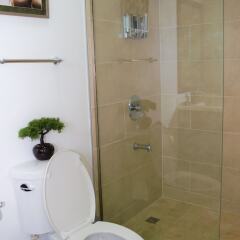Отель New Kingston Luxury Apt The Bromptons Ямайка, Кингстон - отзывы, цены и фото номеров - забронировать отель New Kingston Luxury Apt The Bromptons онлайн ванная