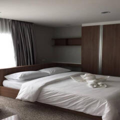 Апартаменты Modernbright Service Apartment Бангламунг комната для гостей фото 3