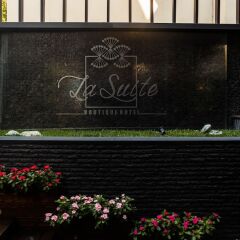 Отель La Suite Boutique Hotel Албания, Тирана - отзывы, цены и фото номеров - забронировать отель La Suite Boutique Hotel онлайн балкон