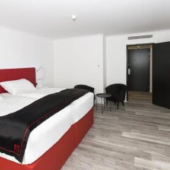 NH Zürich Airport Hotel сейф в номере