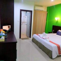 Отель Thana Patong Guesthouse комната для гостей фото 5