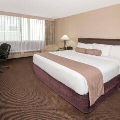 Отель Ramada Plaza by Wyndham Calgary Downtown Канада, Калгари - отзывы, цены и фото номеров - забронировать отель Ramada Plaza by Wyndham Calgary Downtown онлайн комната для гостей фото 4
