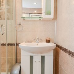 Отель FM Deluxe 1-BDR Apartment - Artist's Place Болгария, София - отзывы, цены и фото номеров - забронировать отель FM Deluxe 1-BDR Apartment - Artist's Place онлайн ванная фото 2