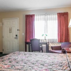 Econo Lodge Inn & Suites in Manitou Springs, United States of America from 113$, photos, reviews - zenhotels.com guestroom