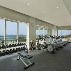 Отель DoubleTree by Hilton Dubai Jumeirah Beach фитнесс-зал фото 3