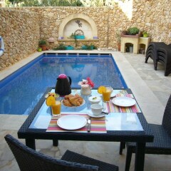 Отель Gozo Hills Bed and Breakfast бассейн