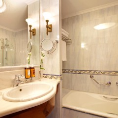 Отель Electra Palace Hotel Athens Греция, Афины - 1 отзыв об отеле, цены и фото номеров - забронировать отель Electra Palace Hotel Athens онлайн ванная