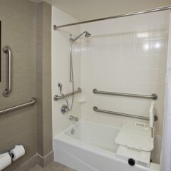 Отель Holiday Inn Express & Suites Bloomington - MPLS Arpt Area W, an IHG Hotel США, Блумингтон - отзывы, цены и фото номеров - забронировать отель Holiday Inn Express & Suites Bloomington - MPLS Arpt Area W, an IHG Hotel онлайн ванная