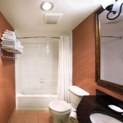 Отель Sunset Inn and Suites Канада, Ванкувер - отзывы, цены и фото номеров - забронировать отель Sunset Inn and Suites онлайн ванная фото 2